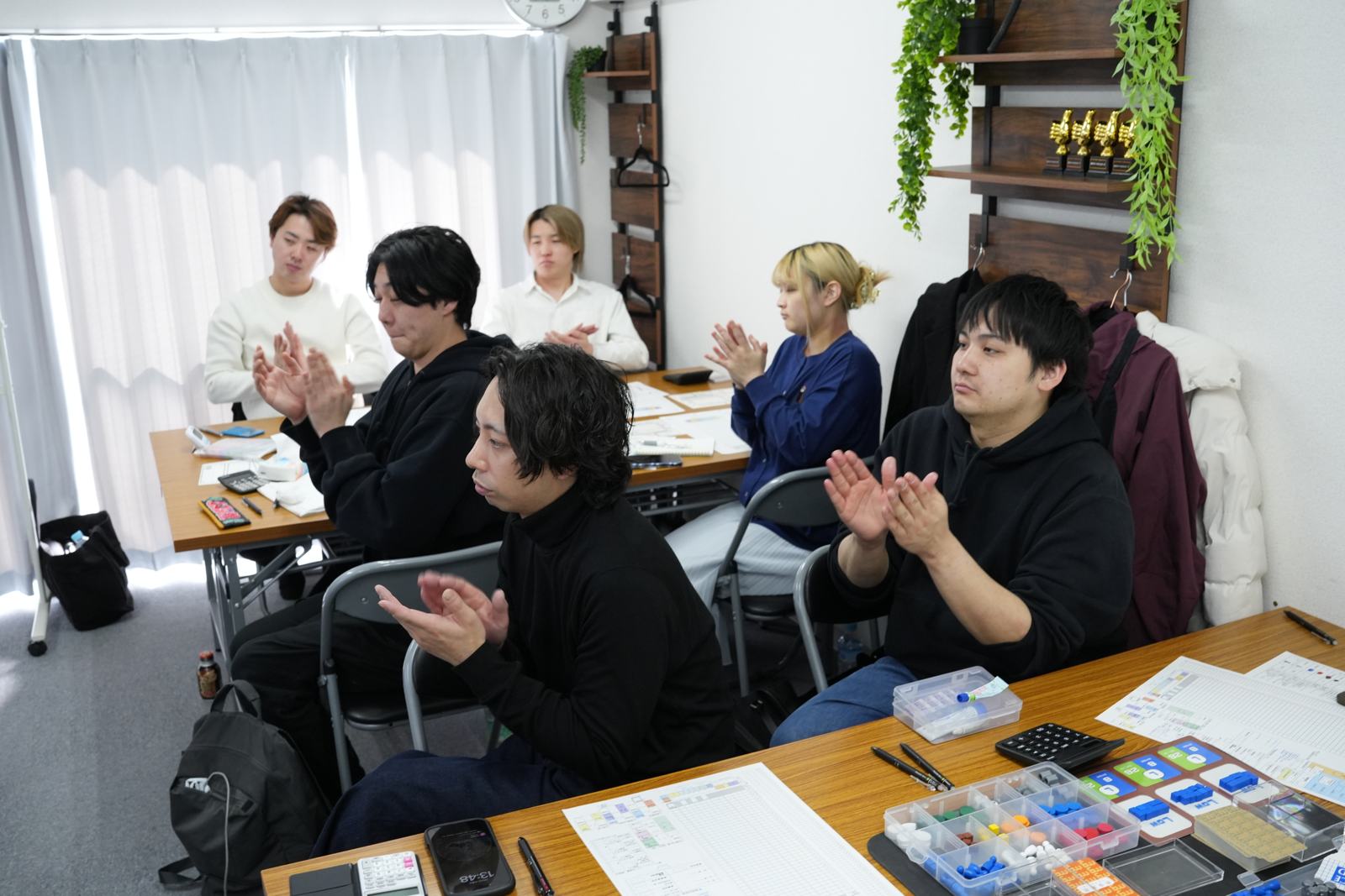 成績発表で拍手する参加者