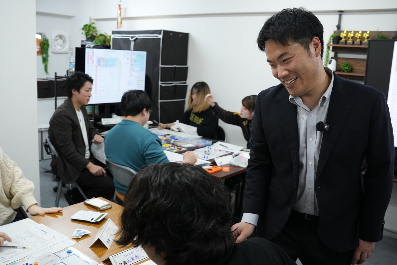 卓を回ってサポートする講師