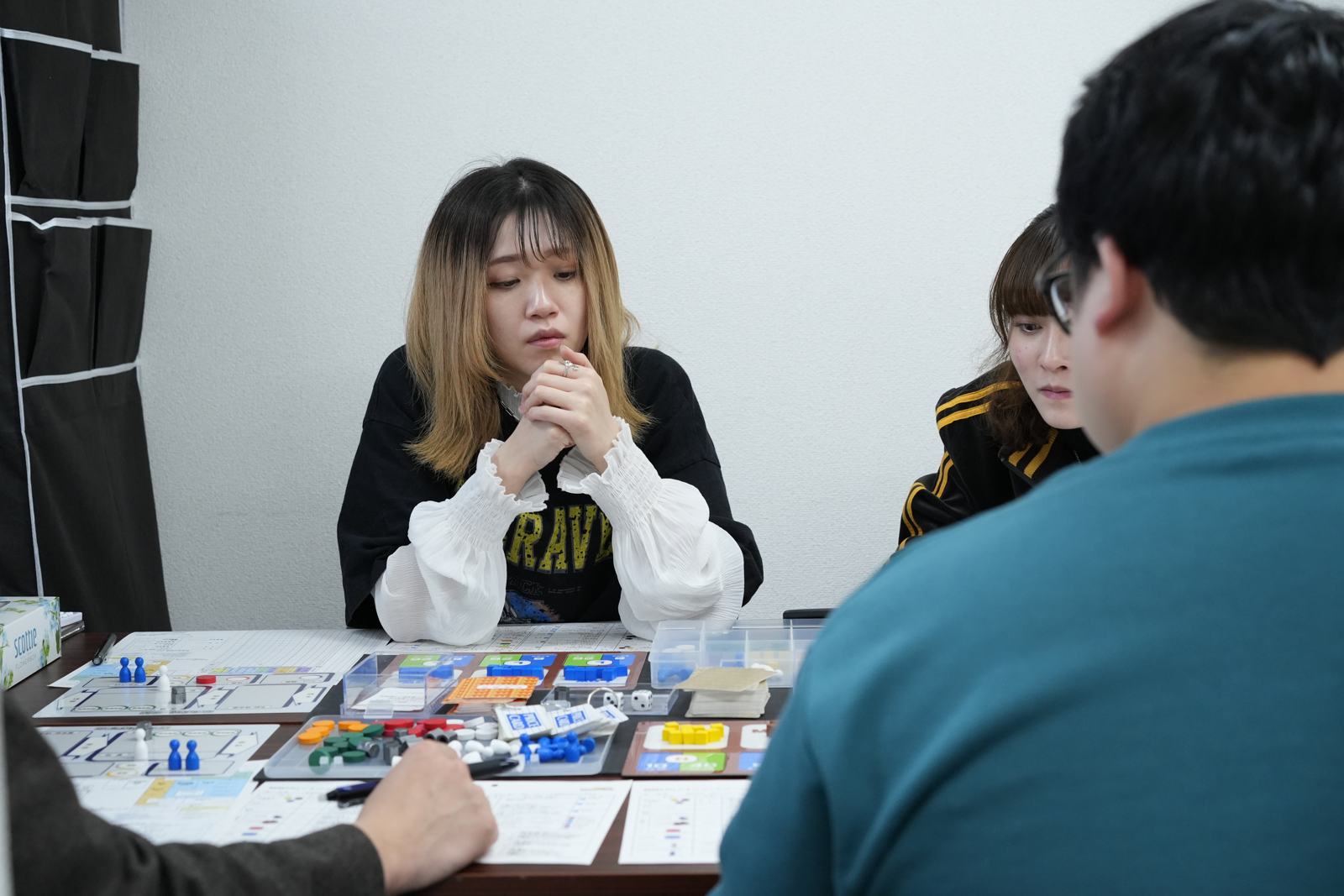 盤の上でコマを動かす手元