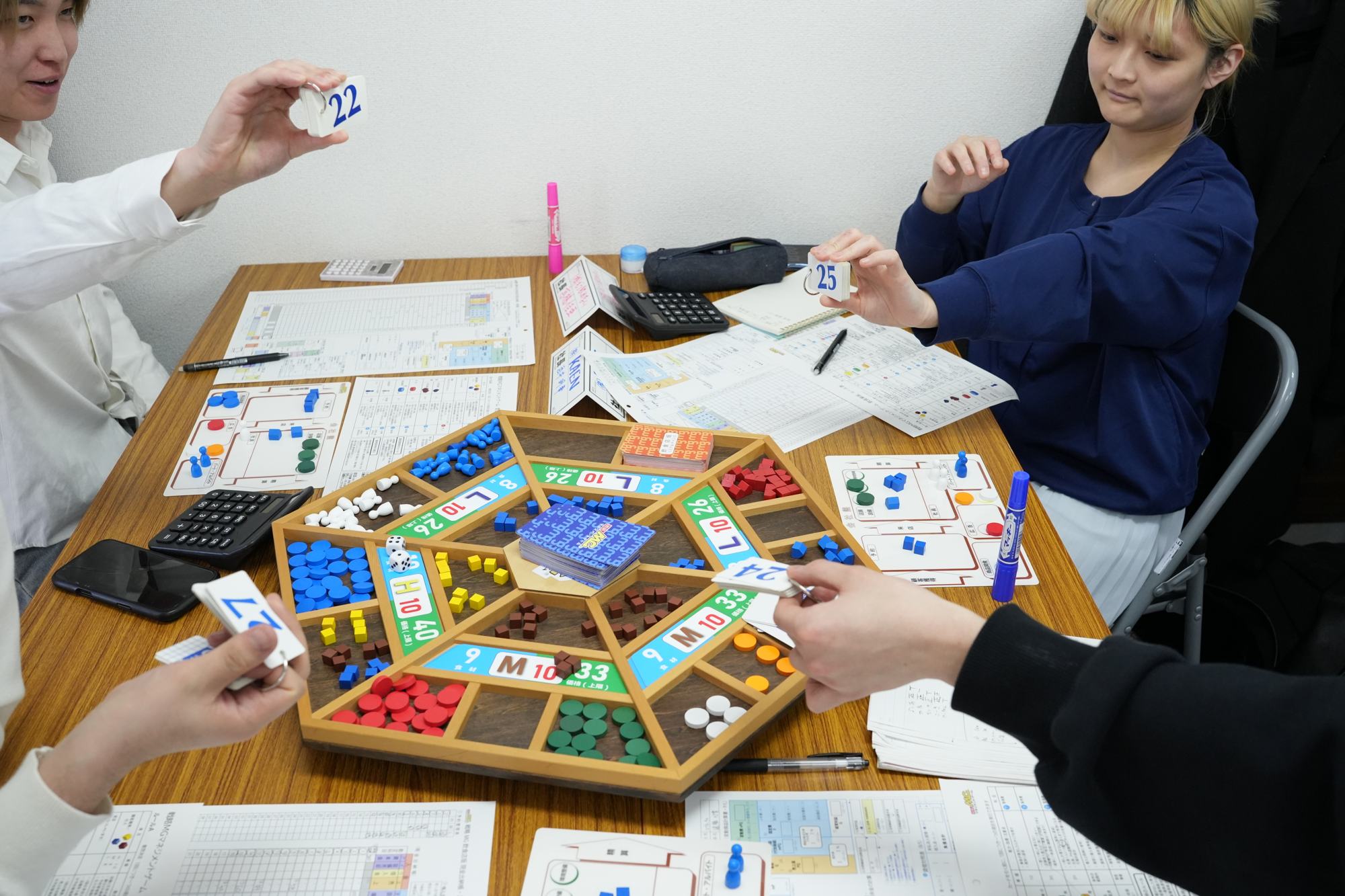 戦略MGのゲーム盤を囲んで経営の判断をする参加者